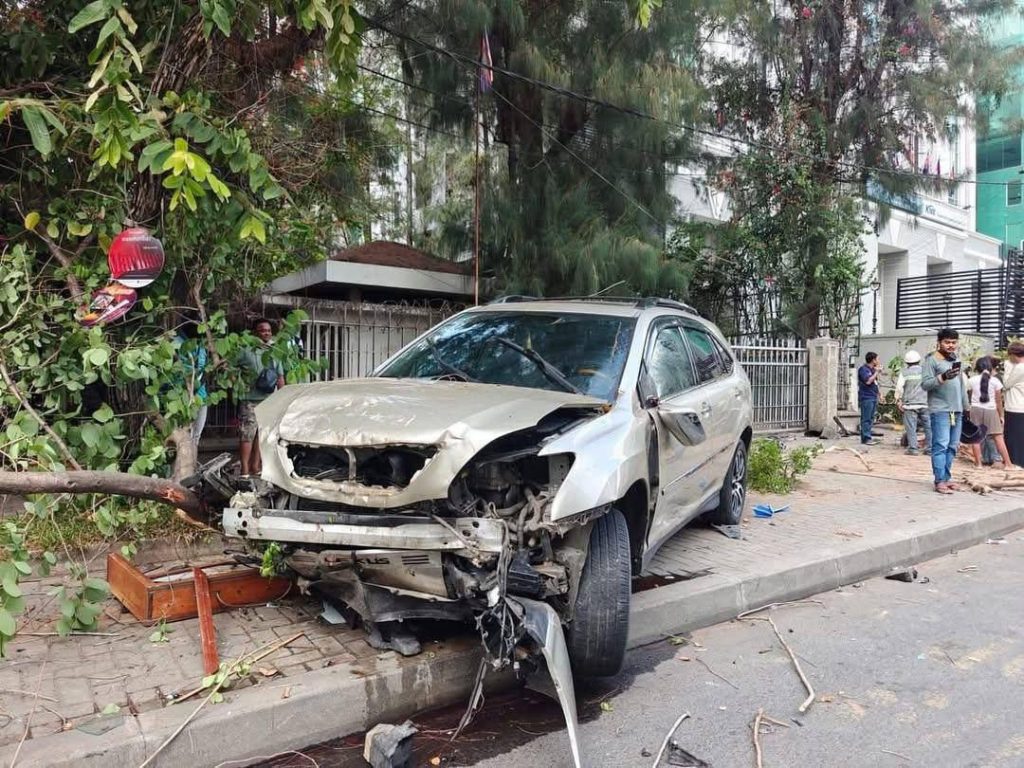 柬埔寨新闻：金边警察酒驾连撞多车，1死3伤！-正规博彩平台-博彩论坛-博彩网